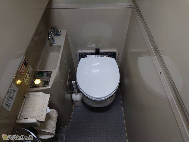 車両の中ほどにトイレが