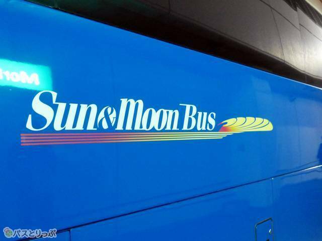 バス側面のロゴ（3列独立シート車両）