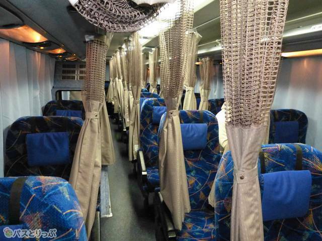 3列独立シート、車内前方から見た様子