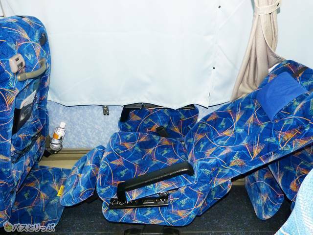 座席：リクライニングをすべて倒し、フットレストとレッグレストも出した状態