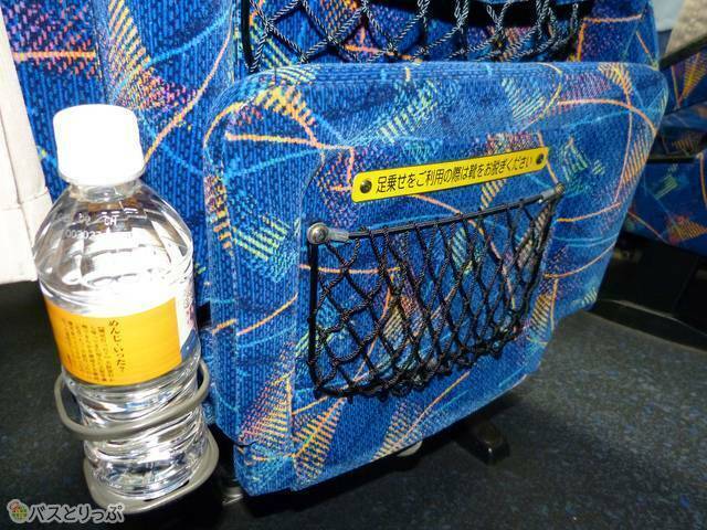 座席背面とフットレストの背面、2カ所に網ポケットあり