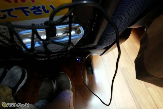 USBポートは足元辺りに