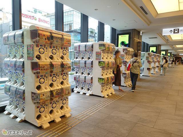 2階には大量のガチャガチャが