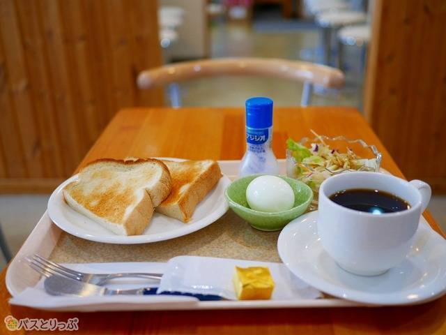 トーストはサラダ、ゆで卵、コーヒーで450円