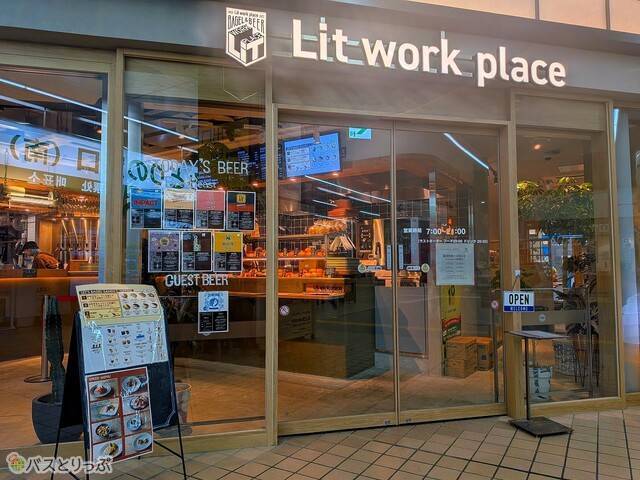 以前待合室があった場所がビア＆カフェバーになりました