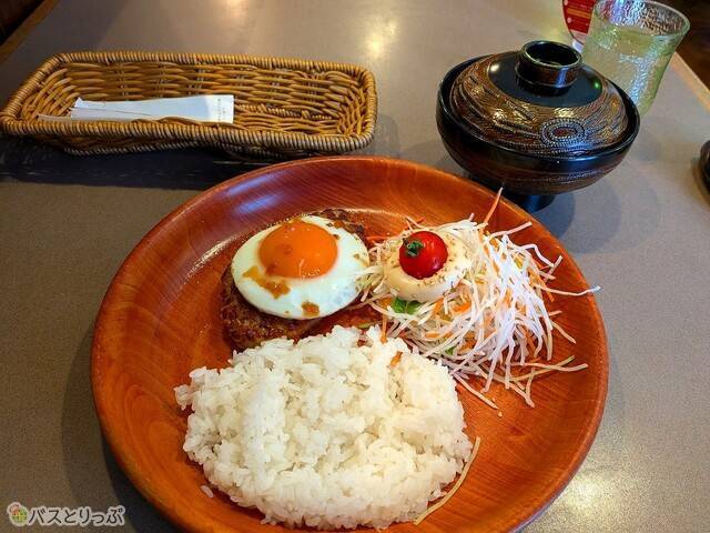 ベルで食べた「エッグバーグディッシュランチ」。ハンバーグはSサイズ、ご飯は小