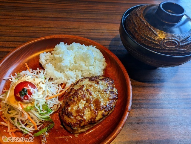 別店舗で食べた「ミニマムレギュラーバーグディッシュ」。ハンバーグはSSサイズ