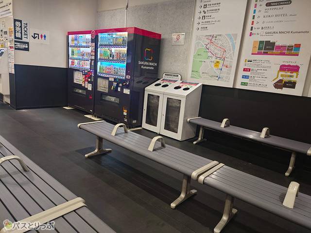 ベンチ付近には自販機と券売機が