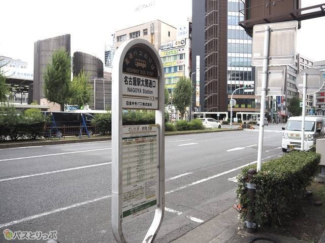 標識があるのみ。シンプルなJR名古屋駅（太閤通口）バス乗り場