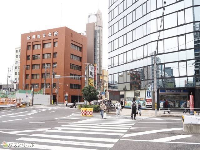 太閤通口交差点の信号を渡る