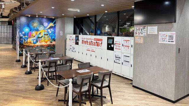 待合エリアには全16席のフリーテーブル席が（提供：さくら観光）