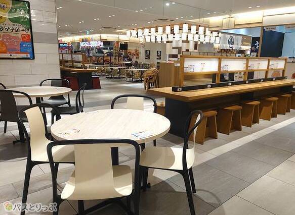 地下のフードホールではコンセントが自由に利用OK