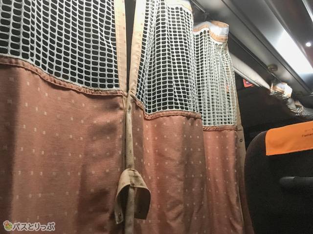 座席間を仕切れるカーテン