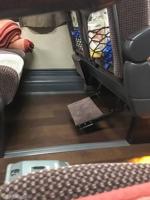 足元にはフットレストが