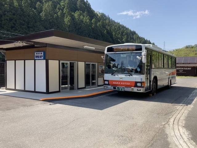 奈良交通・2015年式⽇野ブルーリボンⅡ前扉⾞（※画像提供／日本旅行）