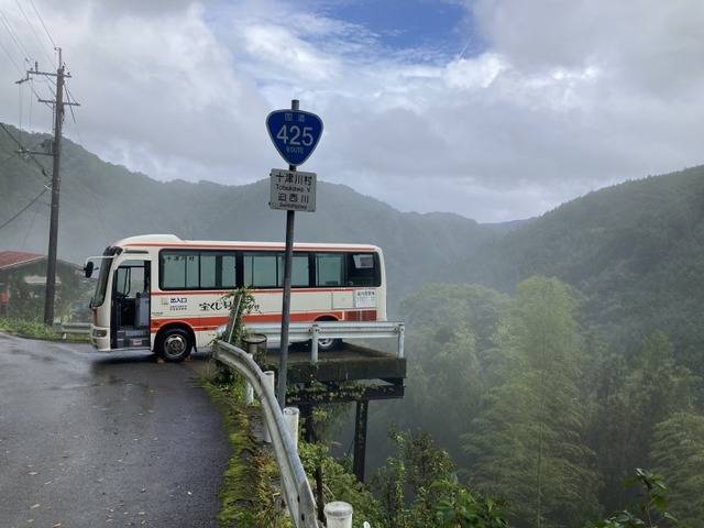 迫⻄川の”天空の⾞庫”に停⾞するリエッセ（※画像提供／日本旅行）