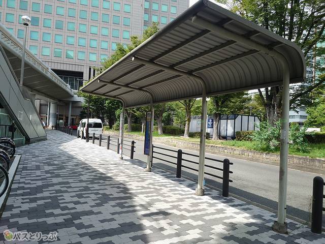 周辺は商社などのビルが建ち並ぶビジネス街のバスのりば