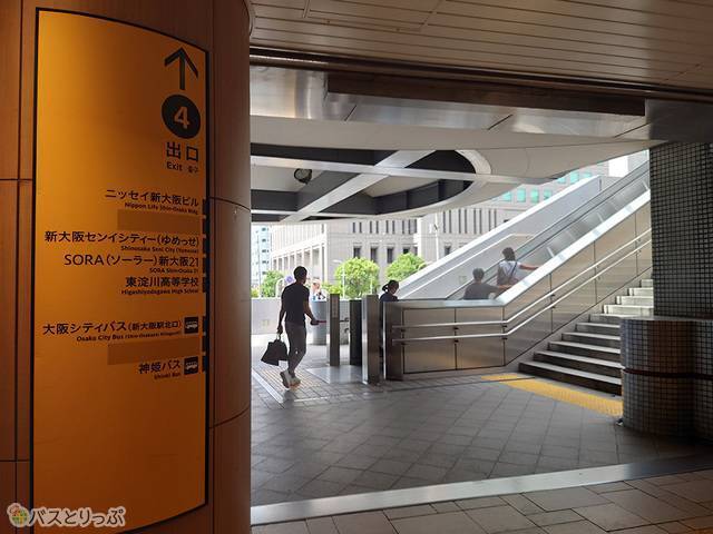 このエスカレーターを昇れば陸橋へ繋がります