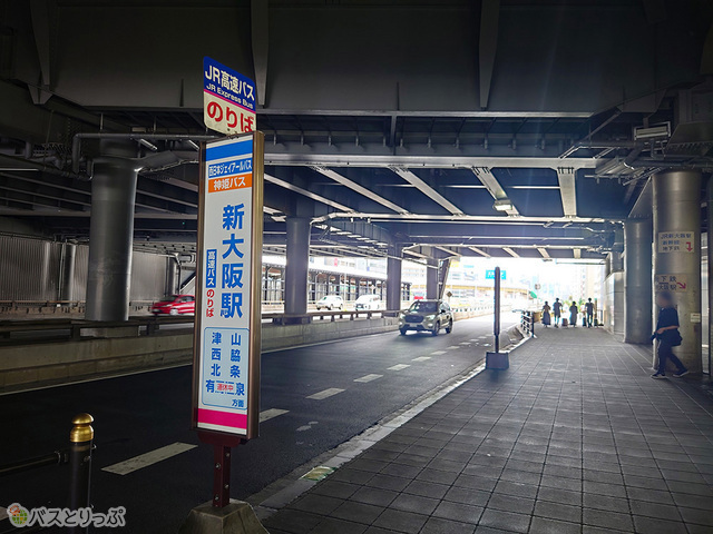 JR鉄道線高架下に位置するバス乗り場