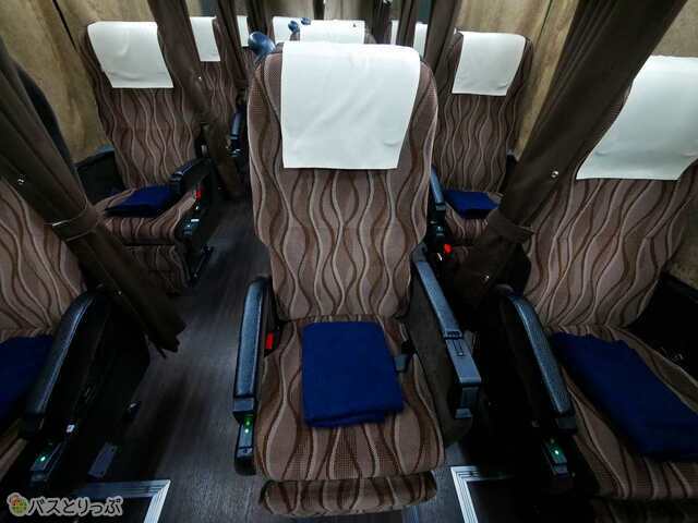 車内は3列独立シート