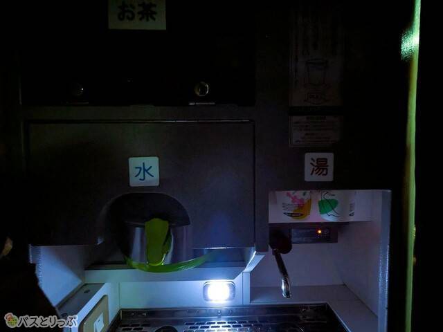 階段の途中にお水・お湯・お茶