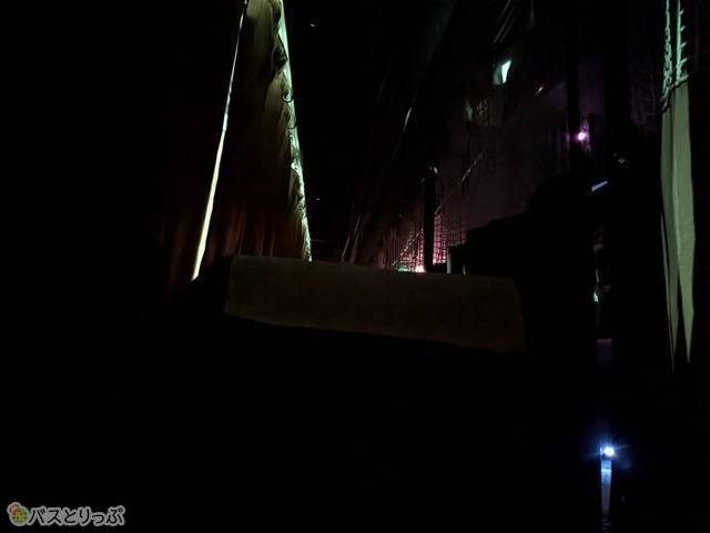 消灯後の真っ暗な車内