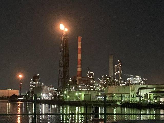 ⻄⽔江の灯⽕とフレアスタック(※画像提供:日本旅行)