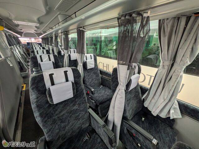 シートの間にはカーテン