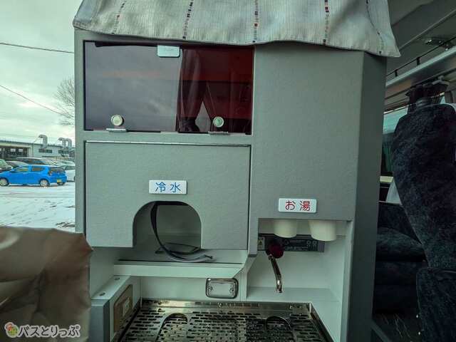 お水、お湯、紙コップまで用意されています。