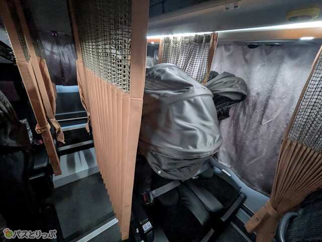 並んだ2つのシートの間にもカーテン