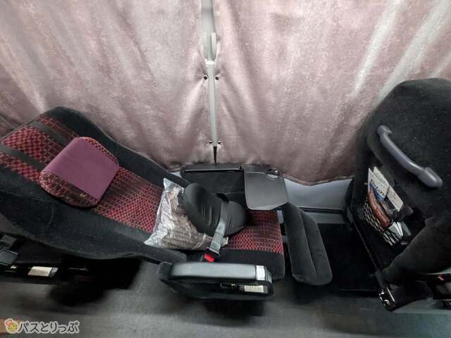 リクライニングし、フットレスト・レッグレストを出した状態