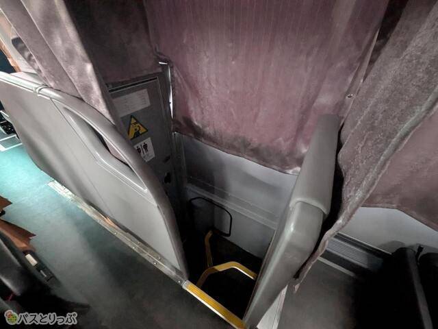 トイレは階段を下りていきます