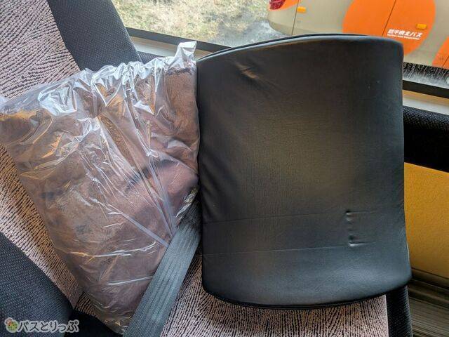 ブランケットと腰当てクッション