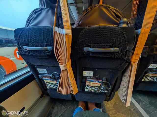 手前にはドリンクホルダー・網ポケット・小物用フック