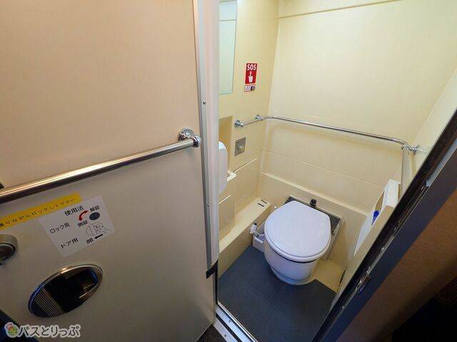 車内後方の水洗トイレ