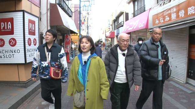 商店街を歩く4人
