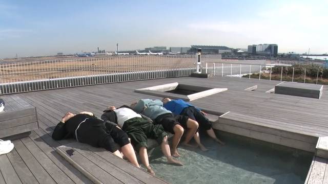 足湯につかる4人