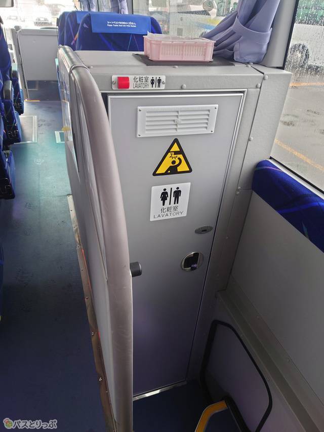 車両左手中ほどにトイレが