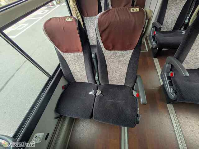 座席番号は直接シートに書かれています