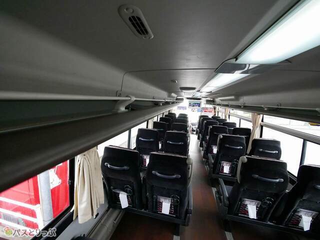荷物棚はちょっと低めなので頭をぶつけないよう注意！