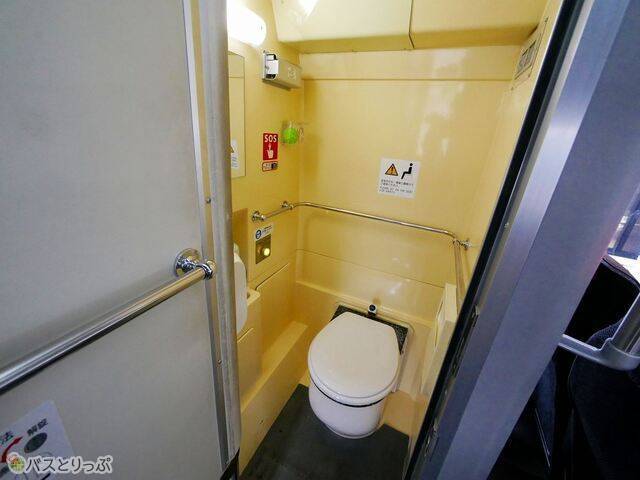 水洗式のトイレ。ドアを閉めると中の灯りがつきます