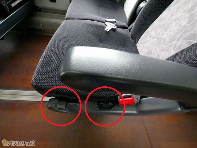通路側のリクライニングスイッチとコンセントはアームレストの下