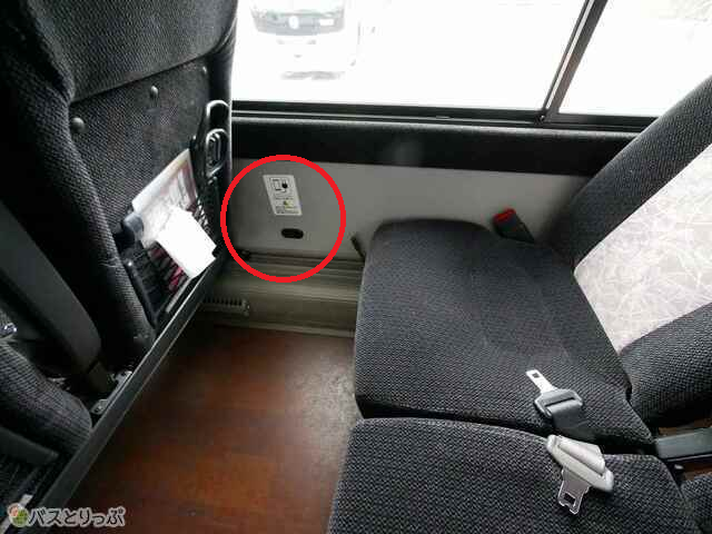 窓際のシートのコンセントは壁に付いています
