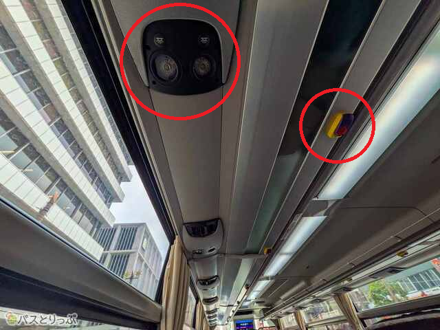 読書灯の横に空調の吹き出し口、降車ボタンがあります