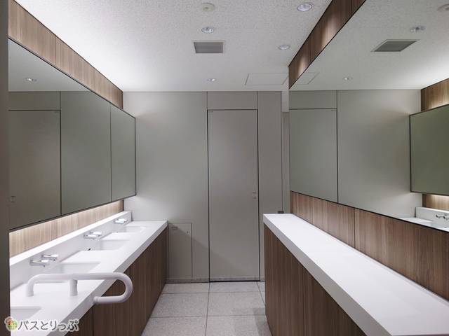 女性用トイレにはメイクスペースも！