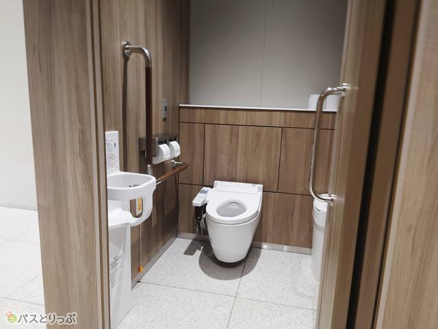 トイレ個室はトランクを持ち込めるサイズ
