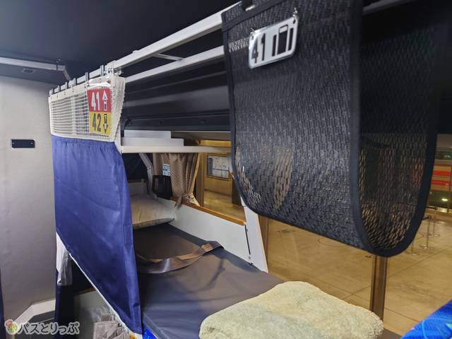 窓際上段のシート