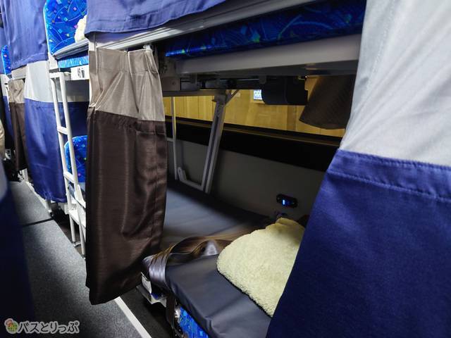 窓際下段のシート