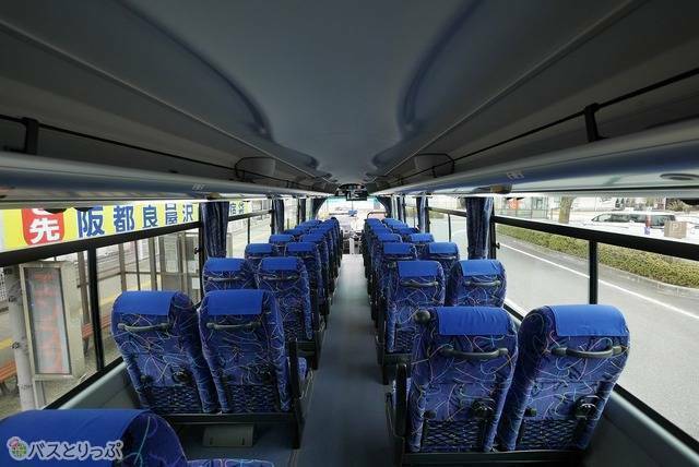 後ろから見た車内