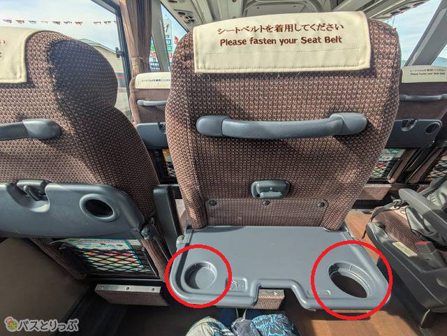 左は紙コップ、右はペットボトル用